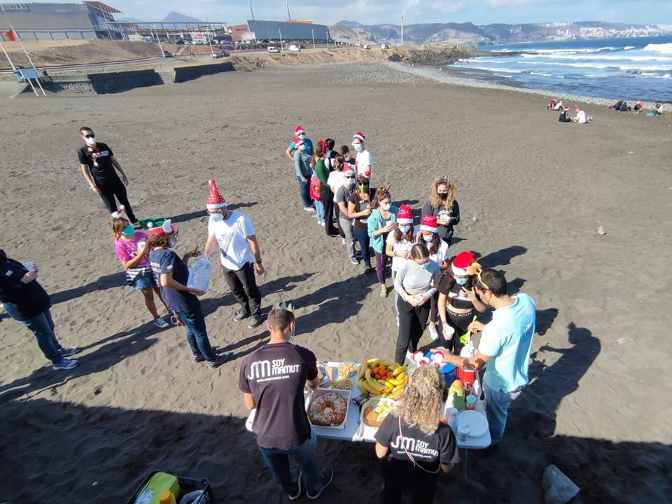 SoyMamut's tweet photo. Una Jornada Navideña con acciones de sensibilización y concienciación ambiental: sendero interpretado por el #BarrancoRealdeTelde; dinámicas de presentación y confianza; gran limpieza #PlayadeLaEsfinge (recogida de residuos: plásticos, bastoncillos, latas, cuerdas..), mensajes.. https://t.co/FlO0wPlpTX