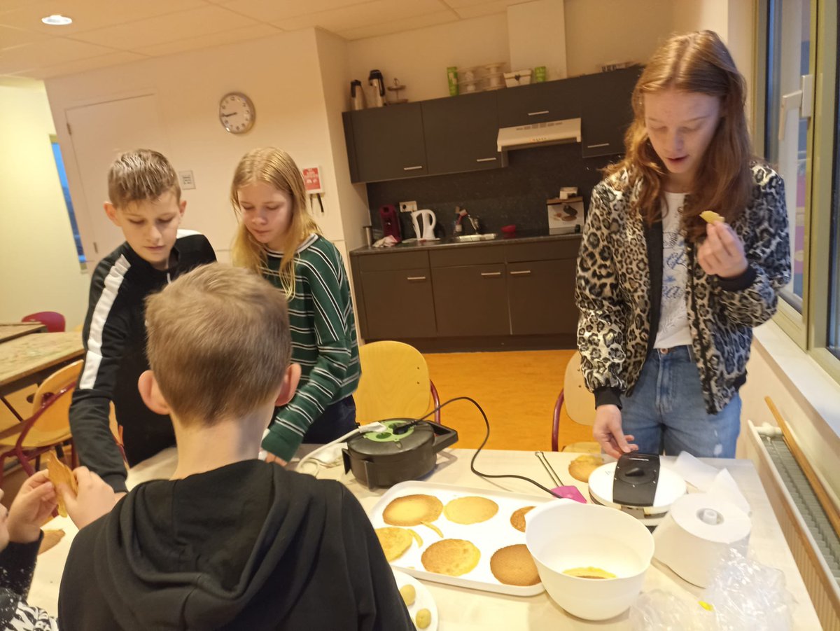 cbsdevaart's tweet image. Dagje noodopvang. Geocachen rondom de televisietoren. Die ook nog even van heel dichtbij bekeken. We vonden een goed verstopte schat.

Vanmorgen gingen we kniepertjes bakken en natuurlijk proeven samen met echte warme chocomelk.