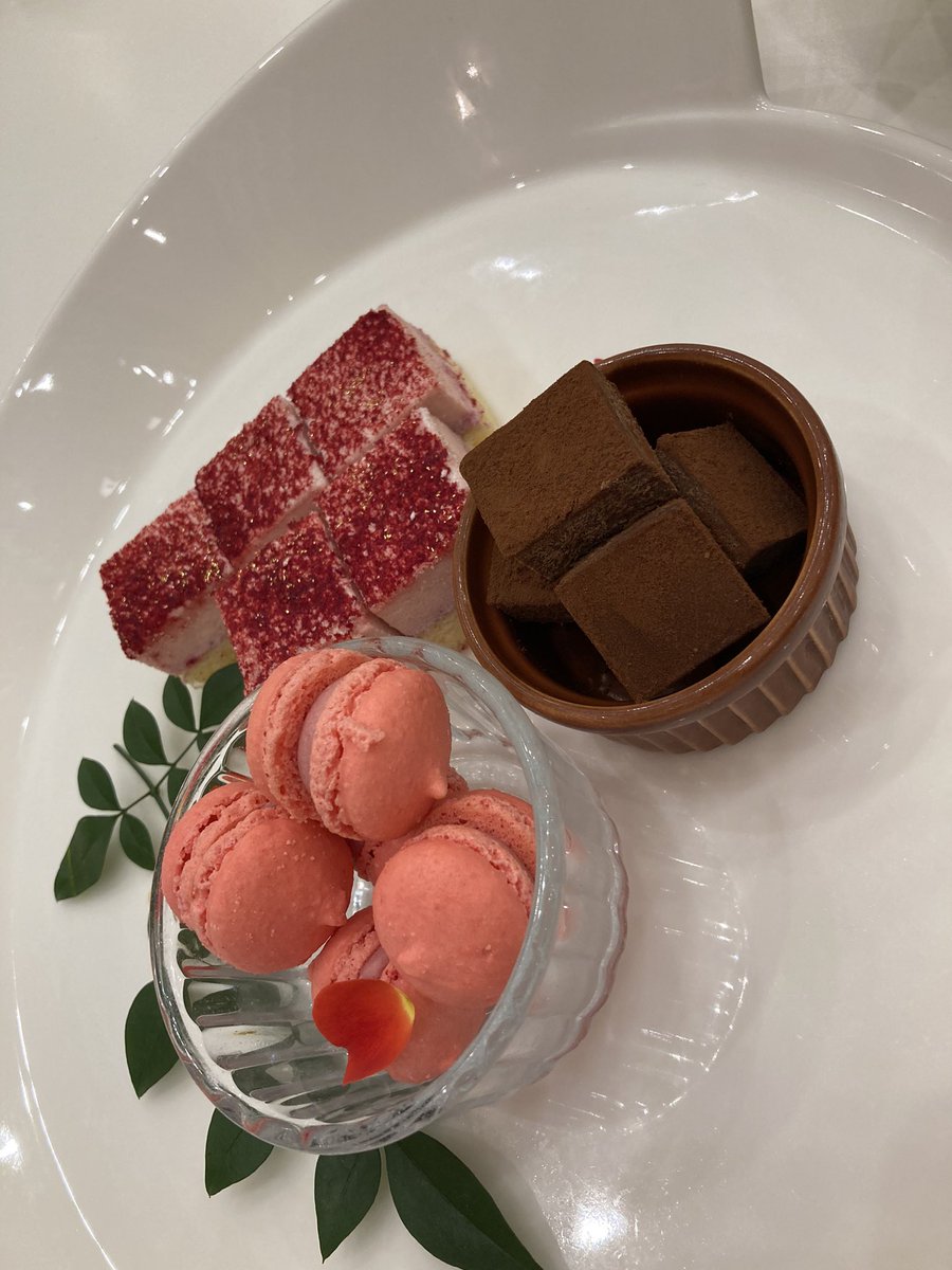 fmf_sm's tweet photo. 小倉ニュータガワ
Xmasパーティー◡̈*❤︎

今日は色々な料理をいただきました♪

特にガーリックと香辛料の効いたチキンステーキが美味しかった！(≧∀≦)

デザートの生チョコも濃厚で旨し♡

ご馳走様でした♬ https://t.co/LHAQCz976Y