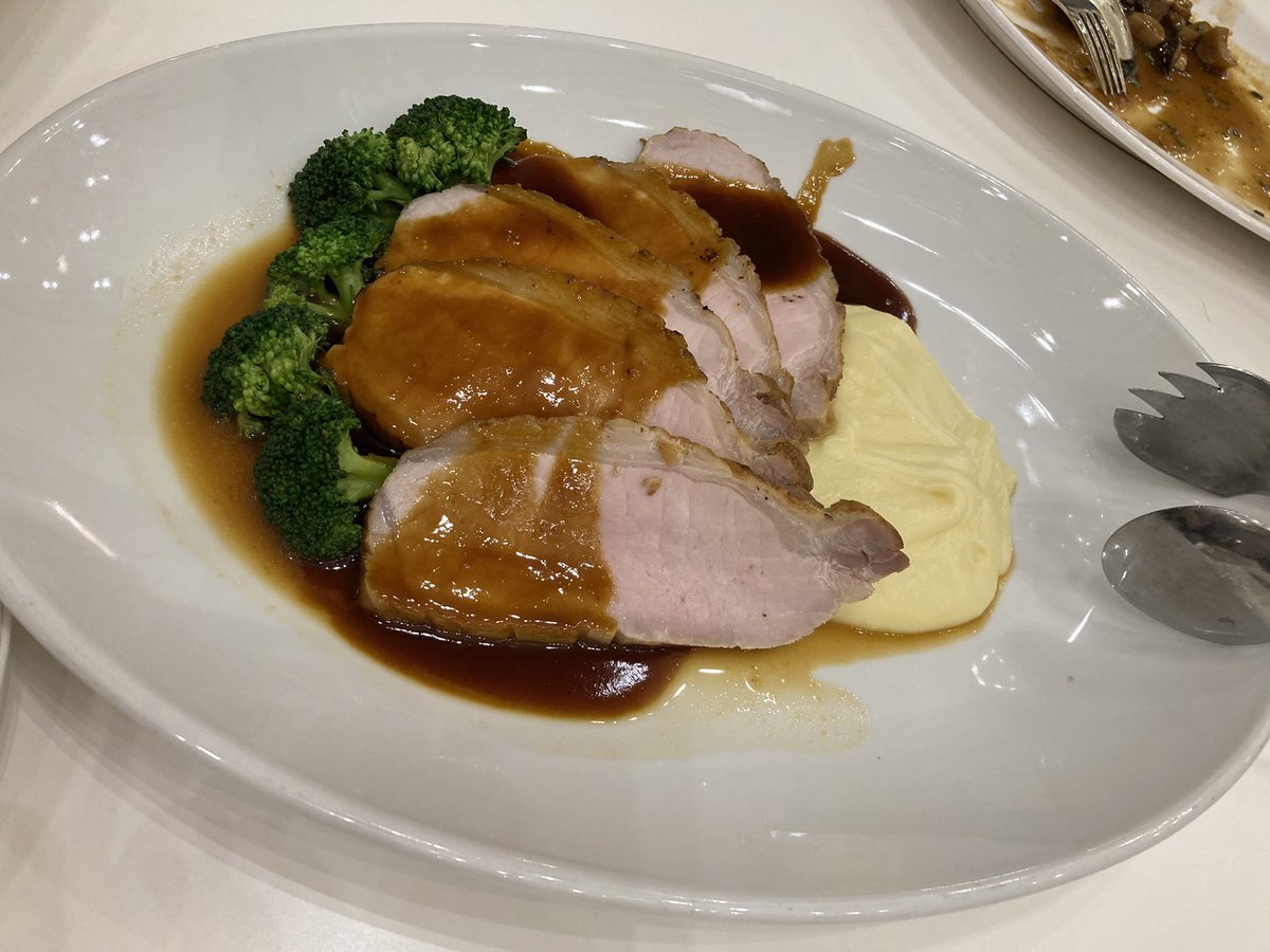 fmf_sm's tweet photo. 小倉ニュータガワ
Xmasパーティー◡̈*❤︎

今日は色々な料理をいただきました♪

特にガーリックと香辛料の効いたチキンステーキが美味しかった！(≧∀≦)

デザートの生チョコも濃厚で旨し♡

ご馳走様でした♬ https://t.co/LHAQCz976Y