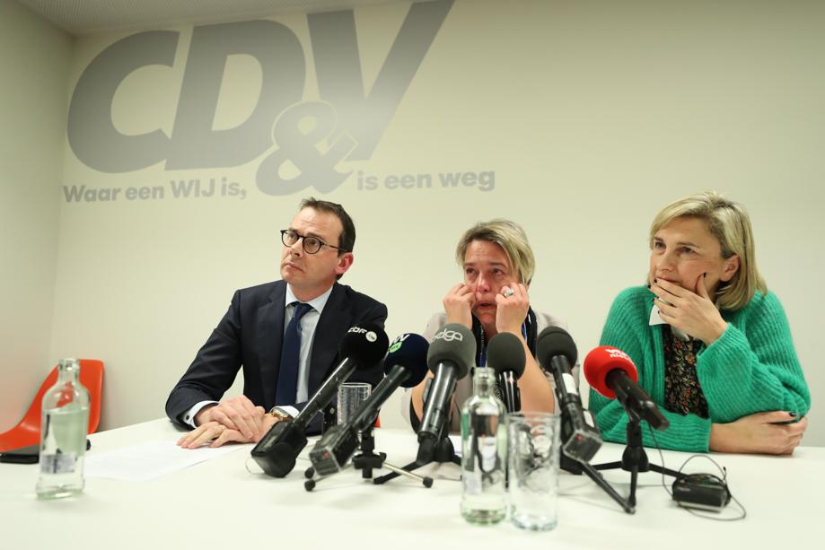 Ik voorspel bij de volgende verkiezingen dit tafereel te zien maar dan met <a href="/JanJambon/">Jan Jambon</a> in het midden.