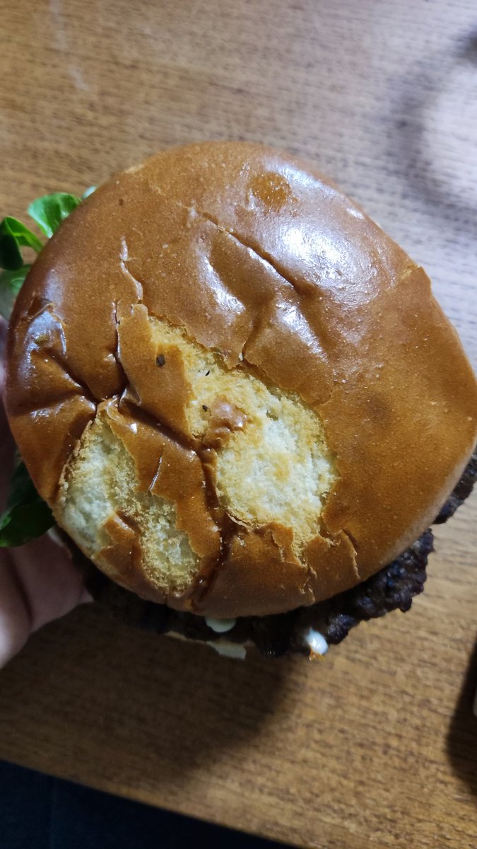 Angel_Ciudad's tweet photo. @burgerking_es este es el aspecto de una hamburguesa que acaba de llegarme a casa. Lamentable el servicio, con el tomate y el queso tirado por la caja y como si le hubiera dado un mordisco alguien hambriento.

Tenéis un cliente menos. https://t.co/wiEWvxeTGq