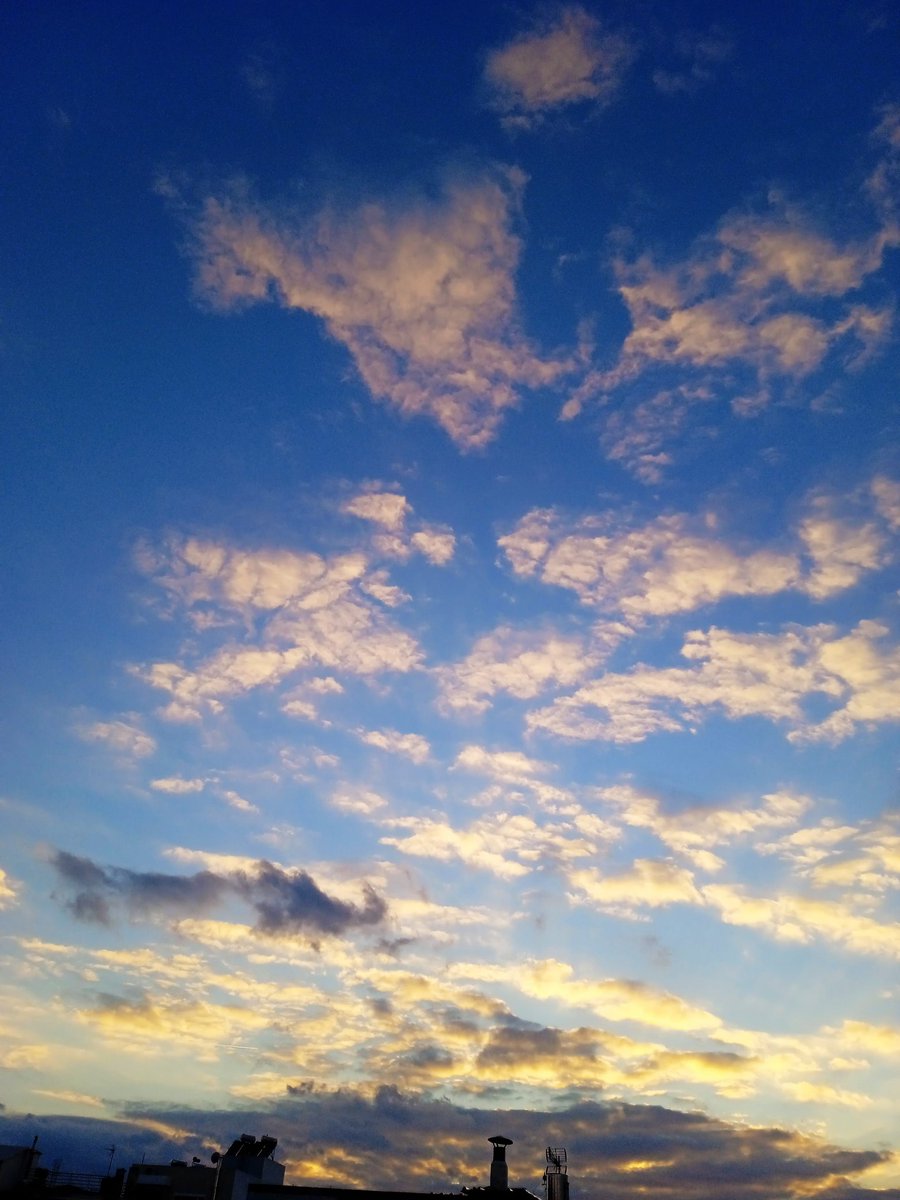 viru_giorgos's tweet photo. Formation.#clouds #almostsunset #athens https://t.co/rvTIoesgkC