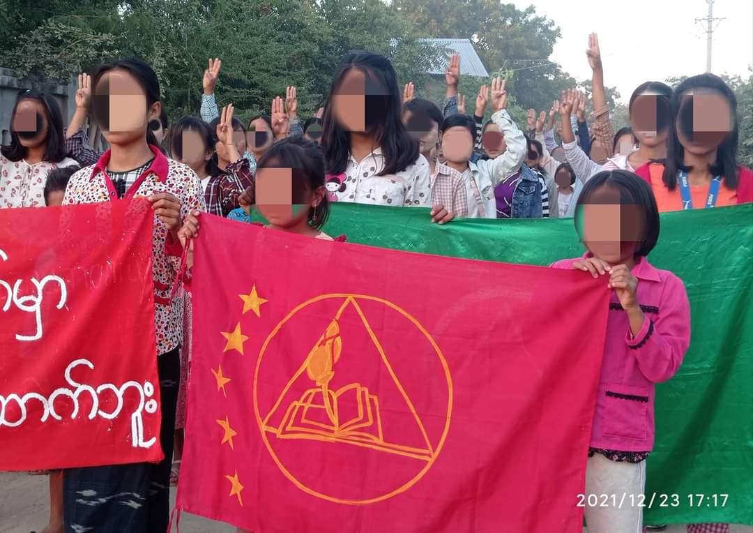 AMT95245400's tweet photo. Anti-coup revolutionary strike in Magway's Myaing Tsp as usual. 🪧  #Dec23Coup #WhatsHappeningInMyanmar #India_StopSupportingTerrorists https://t.co/Lj5mZZnLM1