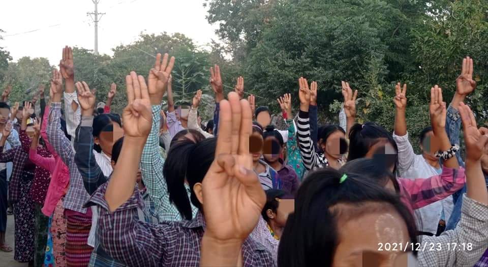 AMT95245400's tweet photo. Anti-coup revolutionary strike in Magway's Myaing Tsp as usual. 🪧  #Dec23Coup #WhatsHappeningInMyanmar #India_StopSupportingTerrorists https://t.co/Lj5mZZnLM1