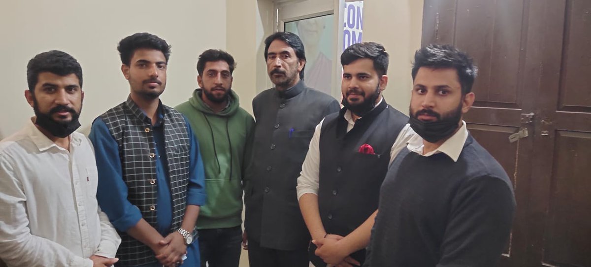 Adivasi_JK's tweet photo. Some special moments of NSUI team with Our Mentor &amp; President @INCJammuKashmir Jnb @GAMIR_INC Sb At JKPCC office Shaheedi chowk jammu After Today's Road Show Rally.
#YeiDilMaangeCongress
#RahulArmy https://t.co/vVAASCTfq1