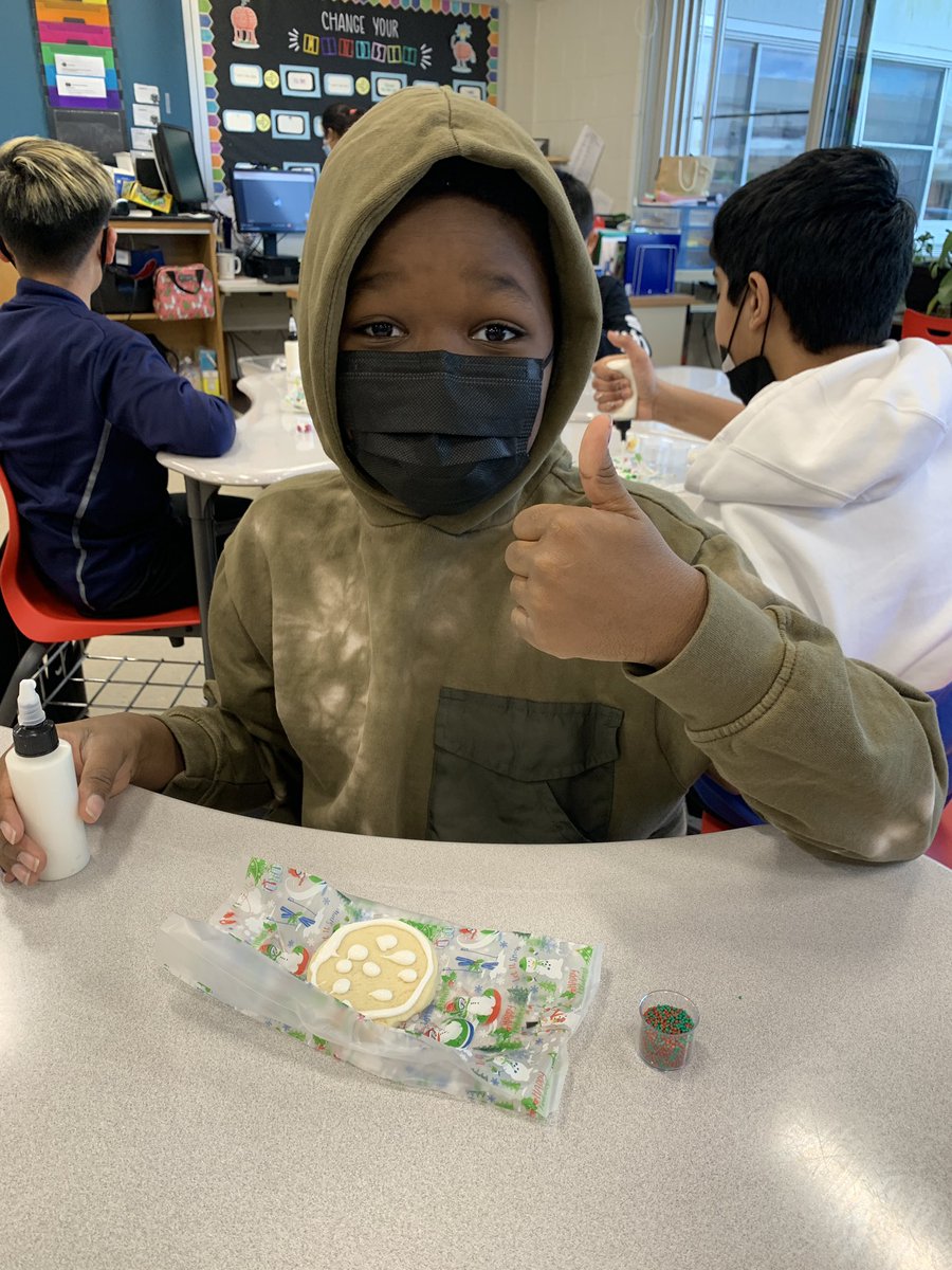 LJDiehl's tweet photo. Cookie decorating at #kidedcamp @JerichoMS! @bess_murphy https://t.co/aGOV1jD9LN