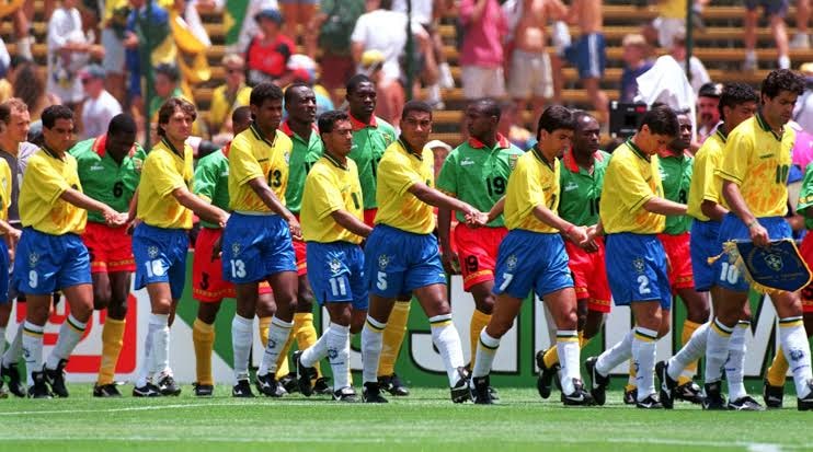 Todos juntos, de mãos dadas e em busca de um só objetivo! 🏆🙏 📷: Brasil 3 x 0 Camarões - 2ª Rodada da Copa do Mundo de 94. #tbt #bebeto #rio #brasil #riodejaneiro #copa94 #eua #rj #selecaobrasileira