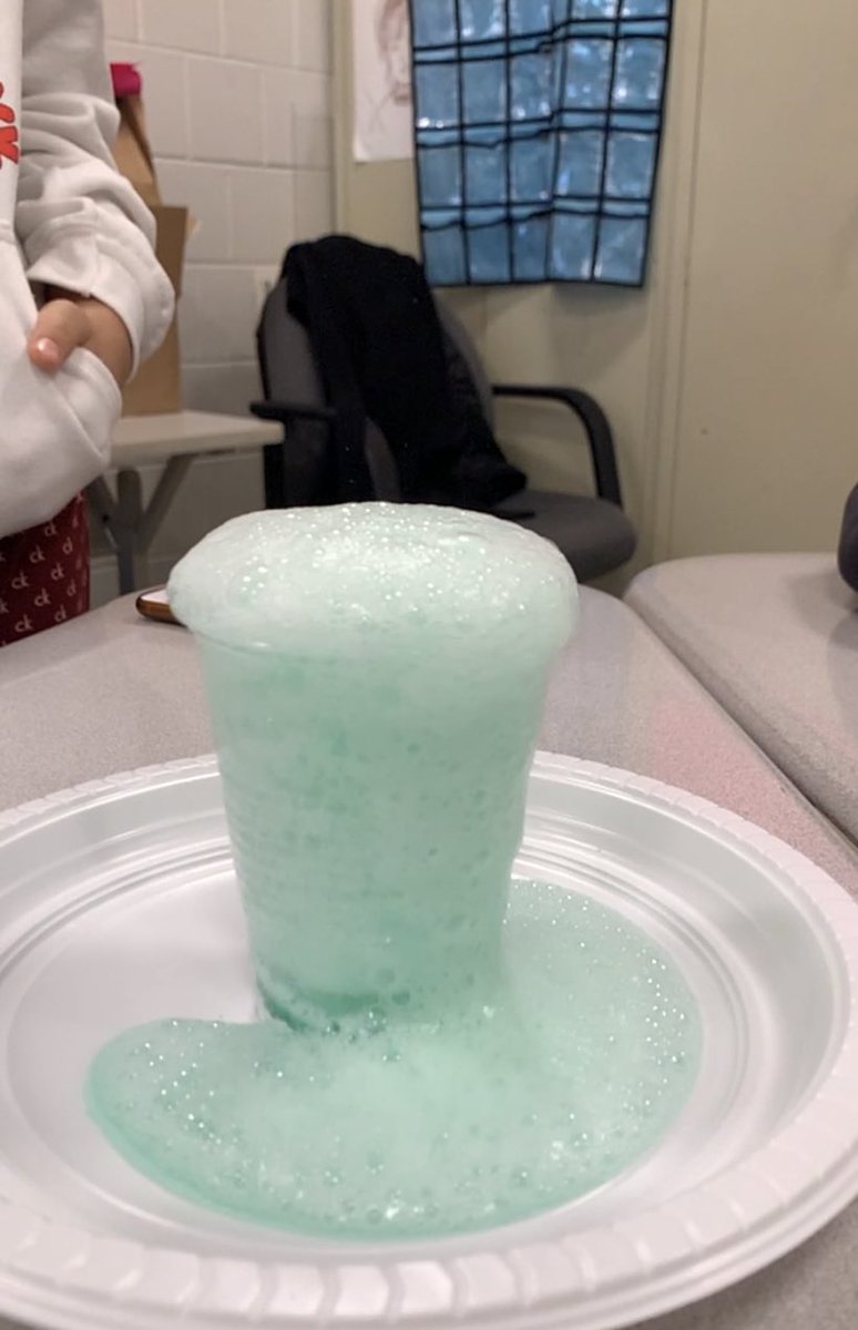 LJDiehl's tweet photo. Cool science experiments during #kidedcamp @JerichoMS! @bess_murphy https://t.co/vJRMLI9tjd