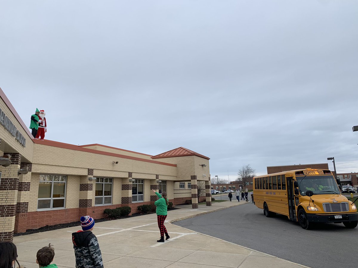 BigTreeReads's tweet image. Lots of fun at Big Tree this morning with our rooftop, holiday visitors! @FrontierCSD @BigTreeElem @FrontiercsdPE