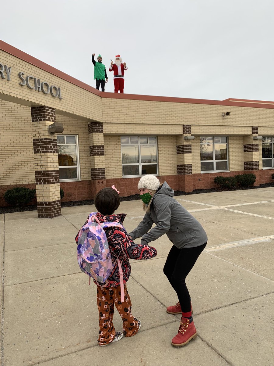 BigTreeReads's tweet image. Lots of fun at Big Tree this morning with our rooftop, holiday visitors! @FrontierCSD @BigTreeElem @FrontiercsdPE