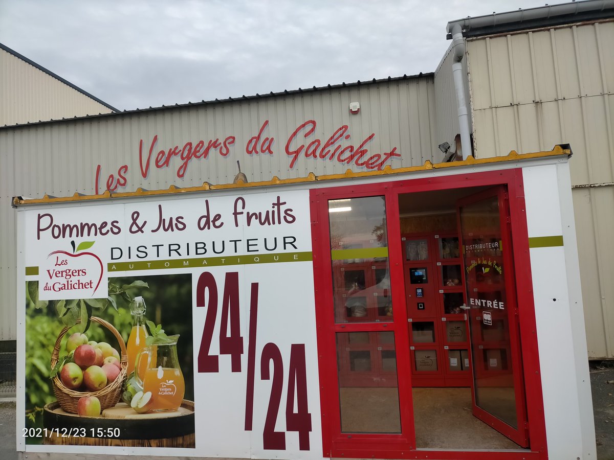 pompoule's tweet image. Ça y est! Le distributeur est en route, il a fallu être patient, mais ça fonctionne 😊 cela viendra compléter notre magasin de #ventedirecte et permettra à nos clients d'avoir la possibilité d'acheter nos fruits et jus de fruits n'importe quand ! #verger #agriculture