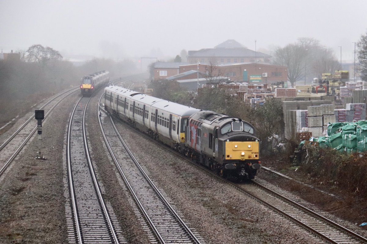 HiPa125's tweet photo. Rail Operations Group #Class37 EuroPhoenix 37800 βCassiopeiaβ, with #Class365 365529 #HappyTrain in-tow, working 5Q25 1015 Crewe South Yard > Rotherham C F Booth Ltd, manoeuvres from the Down Fast to the Down Slow at Derby St Maryβs North Jn #MML
β»οΈ
23/12/21 https://t.co/WlWSuviJRH