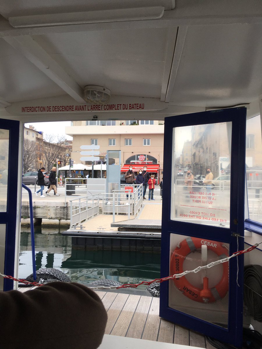 MarseilleMag's tweet photo. Pris le Ferry Boat qui relie les deux rives du Vieux Port de Marseille !
Un appel du large. @marseille @RTM_Officiel 
Quel  type de moteur @guilhemricavy  vous connaissez ? https://t.co/HuytdOhFAR