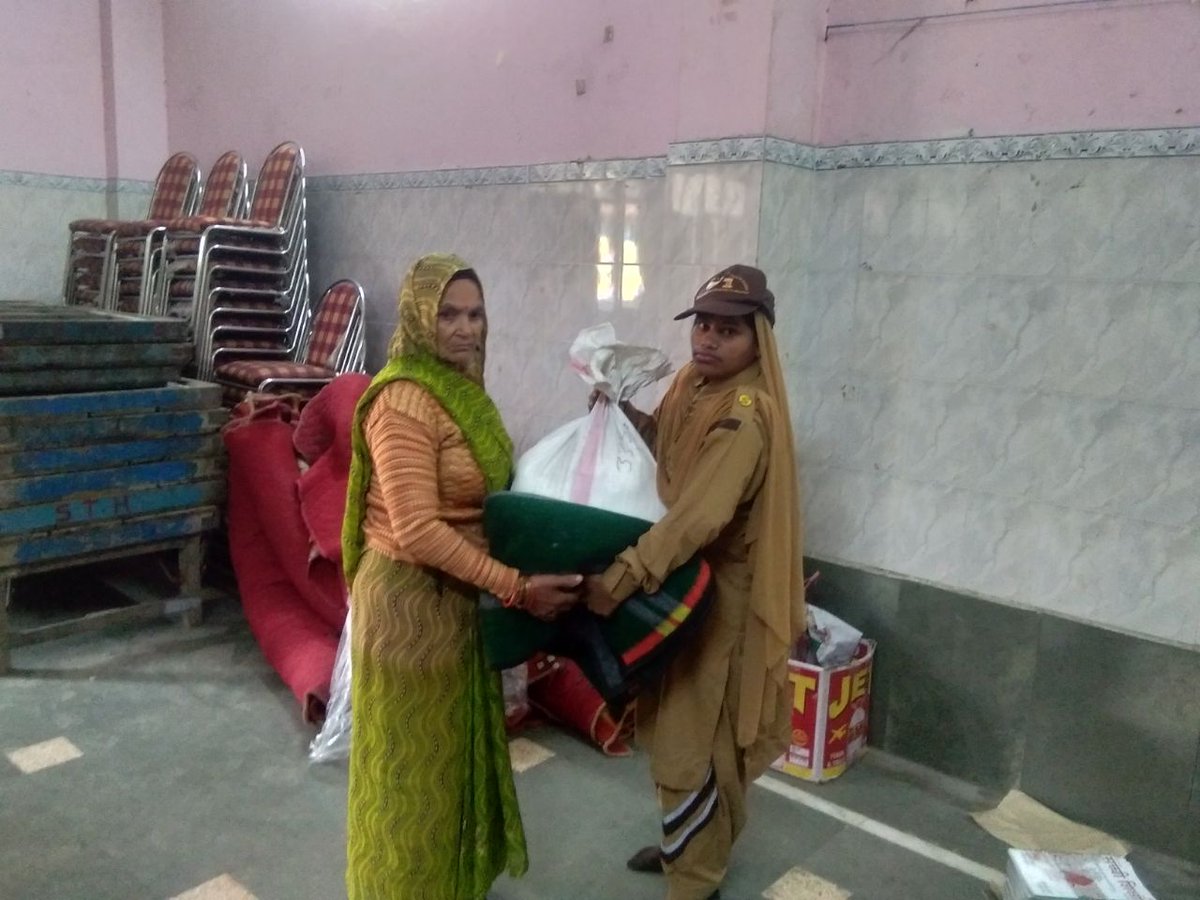 SMGHaryana's tweet photo. पंजाबी धर्मशाला में हुई ब्लॉकस्तरीय नामचर्चा में स्थानीय #DeraSachaSauda प्रेमियों द्वारा 2 जरूरतमंद परिवारों को एक महीने का राशन और गर्म कम्बल भेंट किए गए।यह एक खूबसूरत पहल है जिसके माध्यम से गरीब परिवार का जीवन थोड़ा आसान हो जाता है। इस पहल को नमन।
#FoodBank
#DSSSharingWarmth https://t.co/9LlN4YP9CN