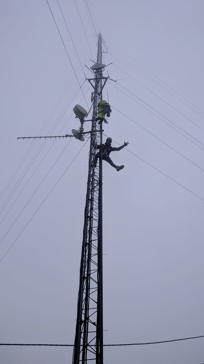 If you want good <a href="/helium/">Helium🎈</a> coverage you need to go ⬆️. A working Helium hotspot, white clouds and snow at 1100m. Happy Christmas everyone! 🎅🎈
