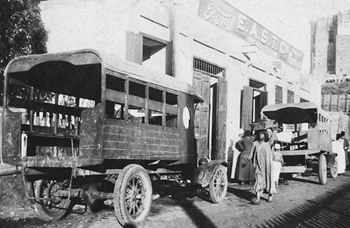 AlohaWanderwell's tweet photo. 1924, Aloha & Walter Wanderwell with their Model T Fords have pulled in for parts & service at the Ford Dealer in Persia. The sign on the building says Ford E.A.S.T. Co. The Ford auto badge, 98 years old, is one of 250, from the “Aloha Wanderwell Collection”
#ModelTFord https://t.co/ZH9PWKhkU2
