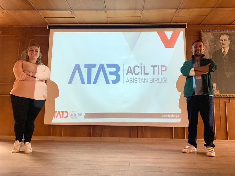 ATAB2008's tweet photo. Arkadaşlarımız @yaknfurkan ve @ayseneker bugün @FsmAcil i ziyaret etti, asistanlarla tanışıp ATAB’ı anlattılar. İzmir’de yapacağımız ATAS’a davet ettiler. 
Klinik ziyaretlerimize devam edeceğiz. Sizleri de ziyaret etmemizi isterseniz bize ulaşabilirsiniz 💃🏼 https://t.co/sxj4hxw09a