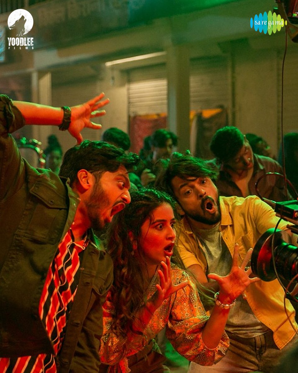 YoodleeFilms's tweet image. 'अंगात आलया' गाण्याचा शूटिंगच्या वेळी Cast and Crew ने  केली धम्माल मजा मस्ती! पाहा हे कमाल BTS फोटो!!

@ameywaghbola @lalit_prabhakar
@vaidehiofficial @SIDDHARTH23OCT

#Zombivli #AngaatAalaya #SongOut #ZombieDance #BTS