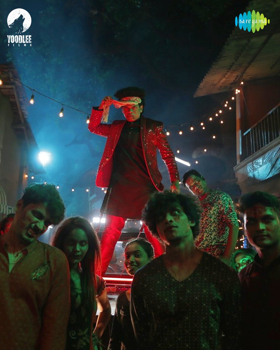 YoodleeFilms's tweet image. 'अंगात आलया' गाण्याचा शूटिंगच्या वेळी Cast and Crew ने  केली धम्माल मजा मस्ती! पाहा हे कमाल BTS फोटो!!

@ameywaghbola @lalit_prabhakar
@vaidehiofficial @SIDDHARTH23OCT

#Zombivli #AngaatAalaya #SongOut #ZombieDance #BTS