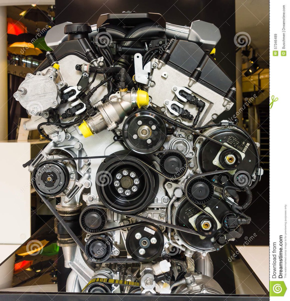 A ver si lo entiendo 🤔
Generas explosiones.
Mueves cientos de piezas.
Las lubricas por que rozan.
Tienes que enfriar el motor por que se quema.
Lo llenas de tubos, filtros, sensores...
Pones más filtros para que no tire humo.
Y solo llega un 35% de energía a las ruedas?!
🤦‍♂️