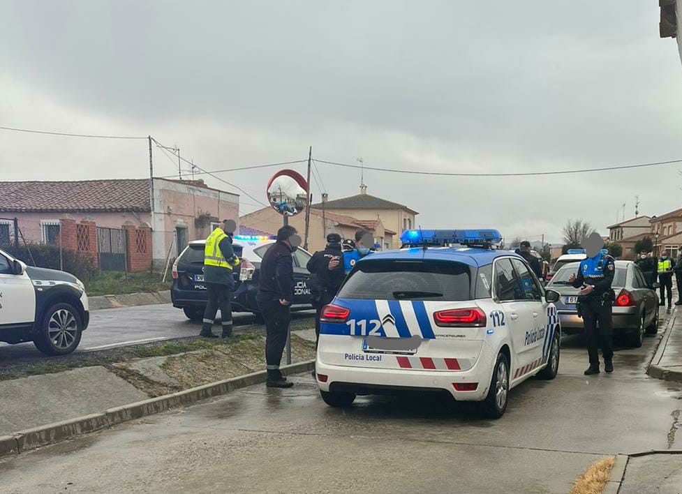 EmergenciaAvila's tweet photo. Desconocemos la autoría de las fotos. Son de un suceso ocurrido en la A50 en el que ha colaborado #PolicíaLocalÁv con @guardiacivil con el objetivo de interceptar a un vehículo que se había saltado un control en la A50. 

@policia
@Salud_JCYL https://t.co/Vn4ks479i8
