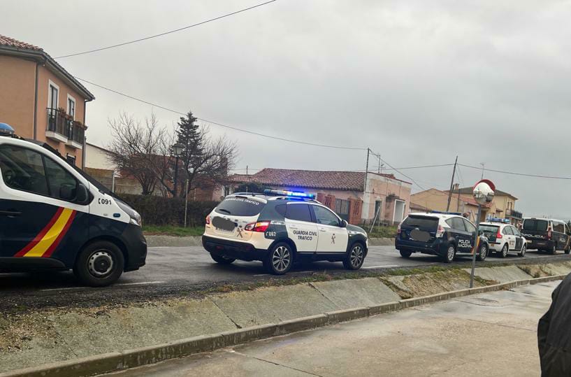 EmergenciaAvila's tweet photo. Desconocemos la autoría de las fotos. Son de un suceso ocurrido en la A50 en el que ha colaborado #PolicíaLocalÁv con @guardiacivil con el objetivo de interceptar a un vehículo que se había saltado un control en la A50. 

@policia
@Salud_JCYL https://t.co/Vn4ks479i8