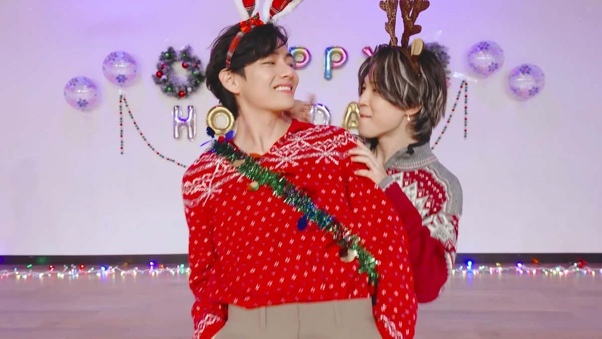btschartsxdaily's tweet photo. Aww they are so cute 😍💜🥺 https://t.co/whJIyaevB1