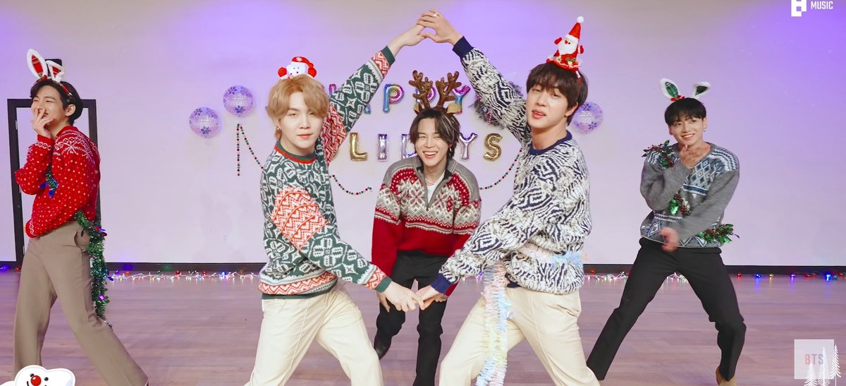 btschartsxdaily's tweet photo. Aww they are so cute 😍💜🥺 https://t.co/whJIyaevB1