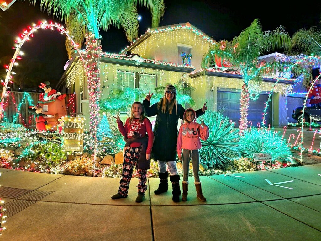 shanyroo's tweet photo. Can’t get enough of the #tunnelsofjoy !! So magical. https://t.co/cUfaXDMNKA