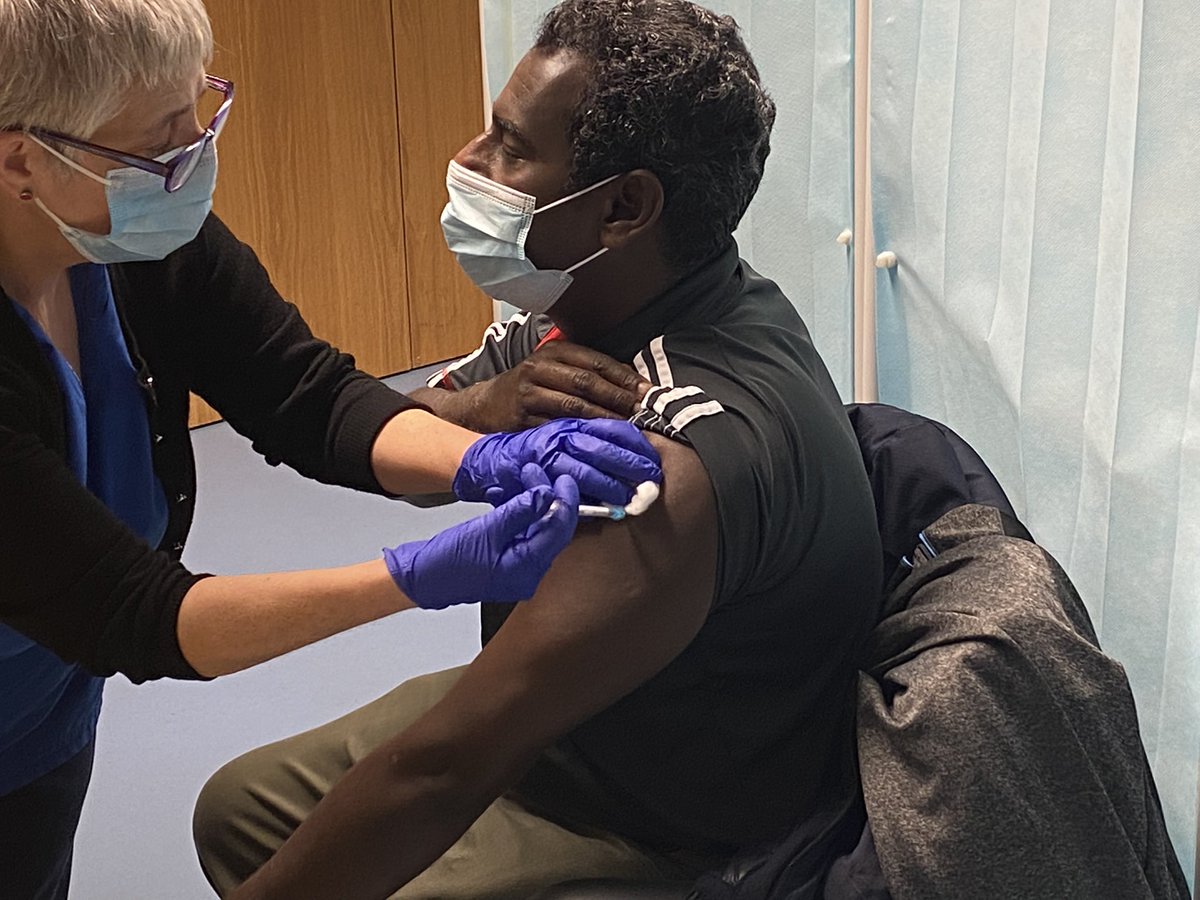 Covid vaccination clinic <a href="/LawrenceHillGPs/">LawrenceHillGPs</a> taking place today. Here is <a href="/YassinMohamud20/">Cllr Yassin Mohamud</a> <a href="/TheGreenParty/">The Green Party</a> getting his booster #staysafe #GetVaccinated #GetBoostedNow