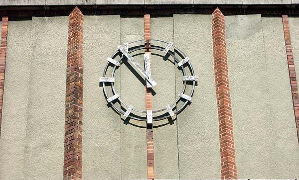 Wo hängt diese Uhr?
Der Ort ist Thema der neusten Folge unseres Podcast über Fußballstadien. Bescherung ist am 25.12 21 in der App <a href="/audiofootball/">Football was my first love</a>. Ratet mit und hört rein.#groundhopping #podcast #footballwasmyfirstlove #Fussball #amateurfussball #dfb #hoppen #raetsel #stadion