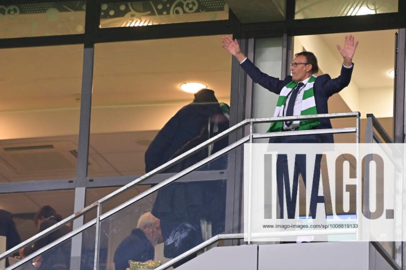 VertsEnColere's tweet photo. Pour ceux qui douteraient encore de la date des clichés, la scène de Romeyer saluant tour à tour les deux kops a également été immortalisé par le photographe JB Autissier, qui légende ces images par "Roland Romeyer saluant les supporters stéphanois qui le huent" lors de #ASSEFCN. https://t.co/7VkZOrNlqx