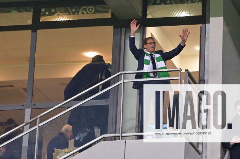 VertsEnColere's tweet photo. Pour ceux qui douteraient encore de la date des clichés, la scène de Romeyer saluant tour à tour les deux kops a également été immortalisé par le photographe JB Autissier, qui légende ces images par "Roland Romeyer saluant les supporters stéphanois qui le huent" lors de #ASSEFCN. https://t.co/7VkZOrNlqx