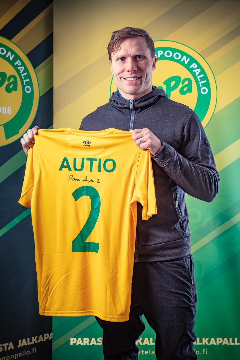EsPa_ry's tweet photo. Suomalaisen futsalin ikoni @panuautio piipahti luonamme! 

Hänen pelipaitansa pääsee nyt kunniapaikalle seuran toimistolle tulevien superfutaajien ihasteltavaksi!

Lue lisää!

https://t.co/ASYNFYIZ4R

#keltavihree #parastapaikallista #espooliikkuu #kasvattajaseura https://t.co/FKj9rjMcTP