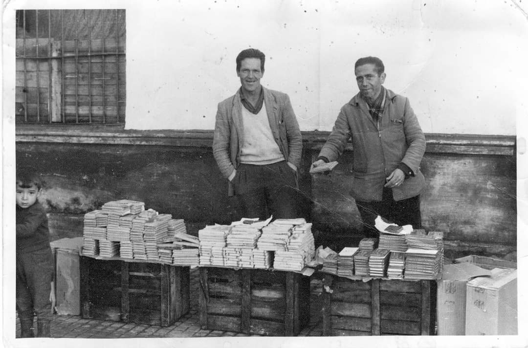 Marchena, como casi todos los pueblos, ha tenido personajes famosos, no por sus hazañas ni por su nivel educativo, sino por su picardía o por sus rasgos realmente folclóricos. Generalmente este tipo de personas no se incluyen en los libros de historia.

📖 Marchena, Ayer y Hoy.