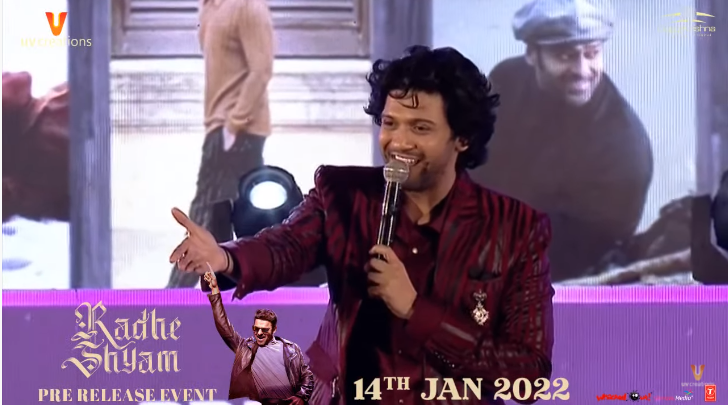UV_Creations's tweet photo. The entertainer @NaveenPolishety is making everyone enjoy the evening 😍

🔗 https://t.co/TK2hRxM0vb

#RadheShyamPrereleaseEvent
#Prabhas @hegdepooja @director_radhaa @TSeries @UV_Creations @GopiKrishnaMvs @AAFilmsIndia https://t.co/Dcnwbw9urW