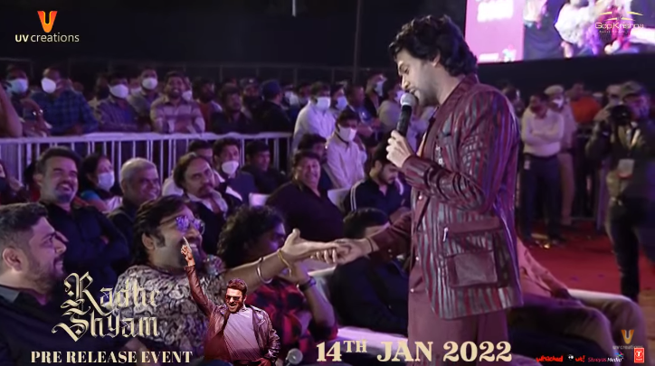 UV_Creations's tweet photo. The entertainer @NaveenPolishety is making everyone enjoy the evening 😍

🔗 https://t.co/TK2hRxM0vb

#RadheShyamPrereleaseEvent
#Prabhas @hegdepooja @director_radhaa @TSeries @UV_Creations @GopiKrishnaMvs @AAFilmsIndia https://t.co/Dcnwbw9urW