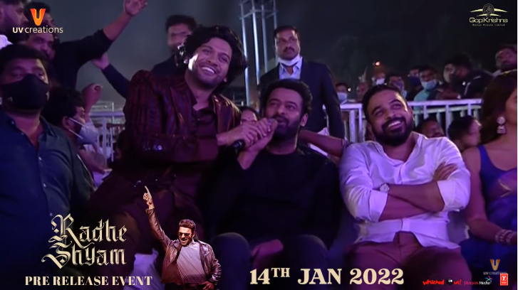 UV_Creations's tweet photo. The entertainer @NaveenPolishety is making everyone enjoy the evening 😍

🔗 https://t.co/TK2hRxM0vb

#RadheShyamPrereleaseEvent
#Prabhas @hegdepooja @director_radhaa @TSeries @UV_Creations @GopiKrishnaMvs @AAFilmsIndia https://t.co/Dcnwbw9urW