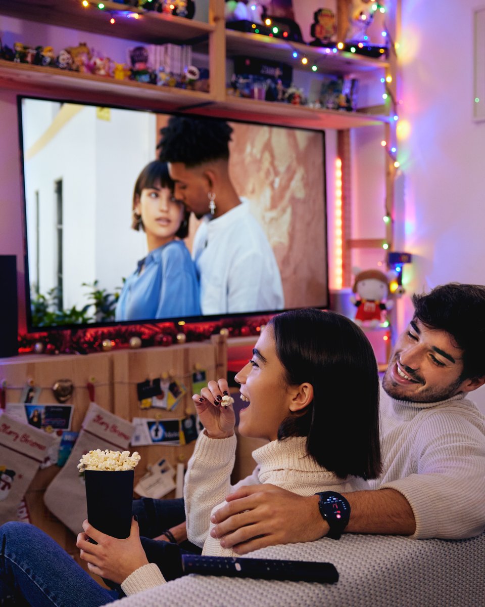 XiaomiEspana's tweet photo. La mañana de Navidad está diseñada para echarse en el sofá y darse un atracón de películas navideñas. 
En Xiaomi tenemos los productos ideales para que vivas este plan a la perfección y te fusiones con tu sofá.
Cuéntanos tu mañana de Navidad perfecta. 
#NavidadXiaomi https://t.co/KDnCqJxPI4