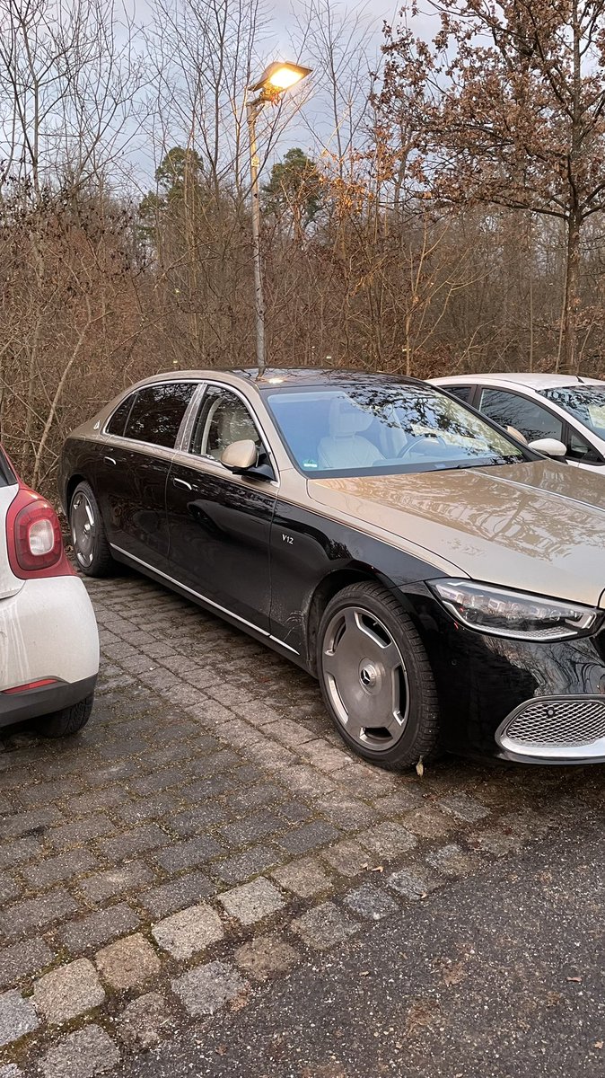 ozils's tweet photo. Lass mal besondere Felge nehmen für Maybach. Jo. #Radkappe https://t.co/EH3DsvKocn