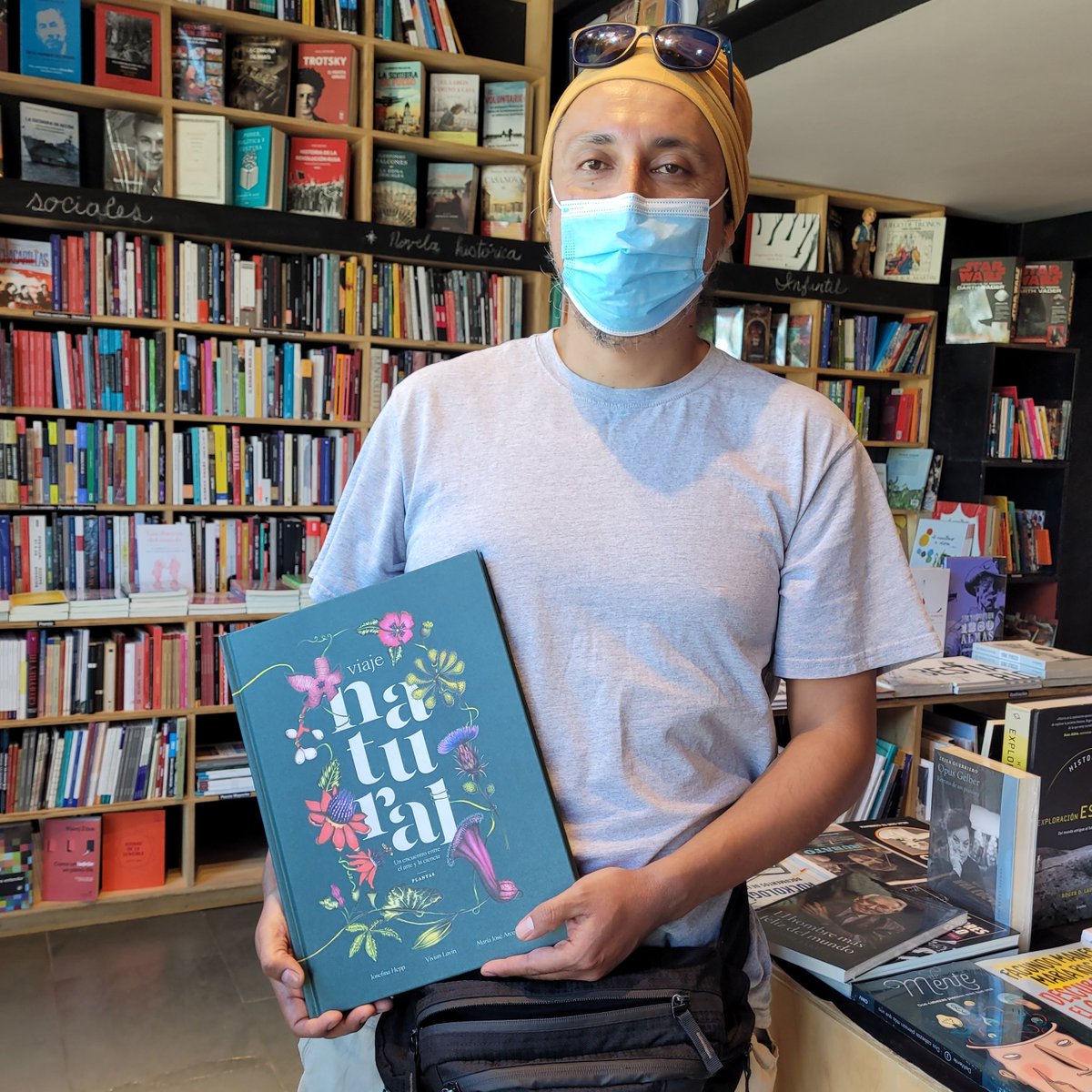 Muchas gracias a nuestro amigo por tal grata conversación sobre libros y personajes. Nos encantó!!! ✌😍 En sus manos Viaje Natural de Josefina Hepp Castillo. Este libro es una invitación para conocer el espíritu viajero de las plantas, sus apetitos, su rebeldía y extravagancia.