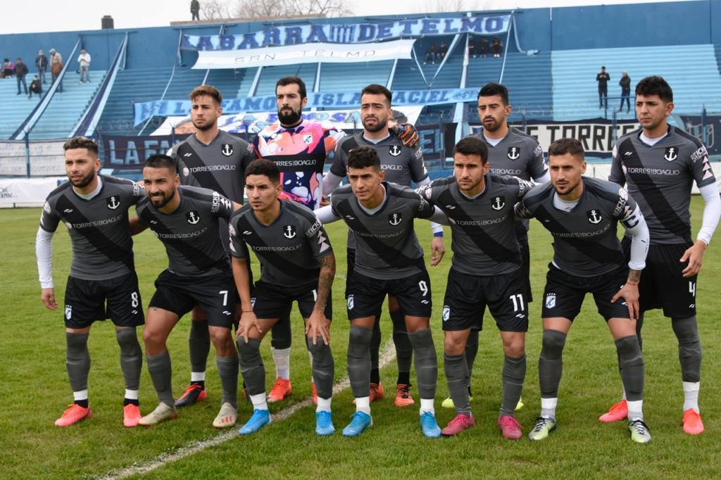 FrancooC07's tweet photo. Termina el año y estas son algunas casacas que @BrownDeMadryn usó durante la temporada  ⚓️💙 https://t.co/2jxQ590Uto