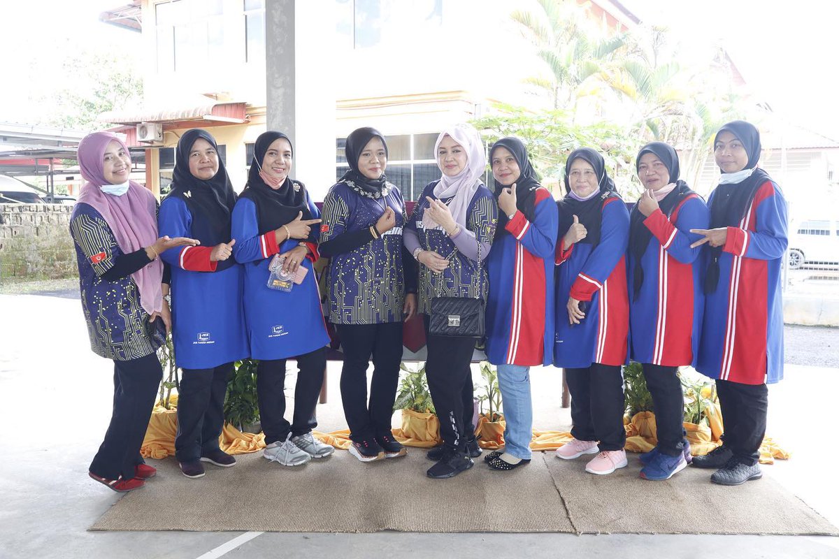 jkrtmerah's tweet photo. JKR Tanah Merah menyertai Kejohanan Puspanita Netball Shoot Out 2021 anjuran Puspanita Cawangan Jajahan Tanah Merah yang dirasmikan oleh Ketua Jajahan Tanah Merah.
#JasaKepadaRakyat #riadahpengikatukhuwah #Netball #ShootOut #puspanita #JKRians #JKRVENGERS https://t.co/9OZLJlYwaH