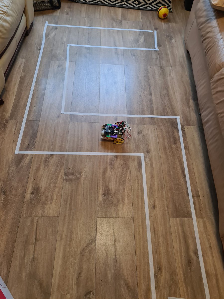 jonathonsimons5's tweet image. An amazing time was had by all today at the winter code club. 
Students learn to code their robot to navigate  a maze. Along the way skills such as mathematics, collaborative learning perserverence and problem solving were essential.
#edtechmaven #Kitronik #microbit #CodeClub
