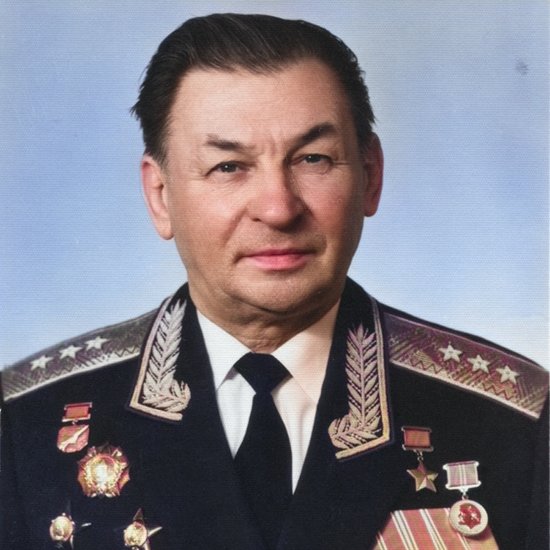 mfa_russia's tweet photo. ⭐️ Today, Colonel-General, Hero of the Soviet Union Vassily #Reshetnikov turns 1️⃣0️⃣1️⃣!
✈️ In only #WWII alone 307 combat missions, participated in the Battle of Stalingrad and the air raid on Nazi Berlin in 1942.
🎉 Many happy returns! https://t.co/b50X7QypY6