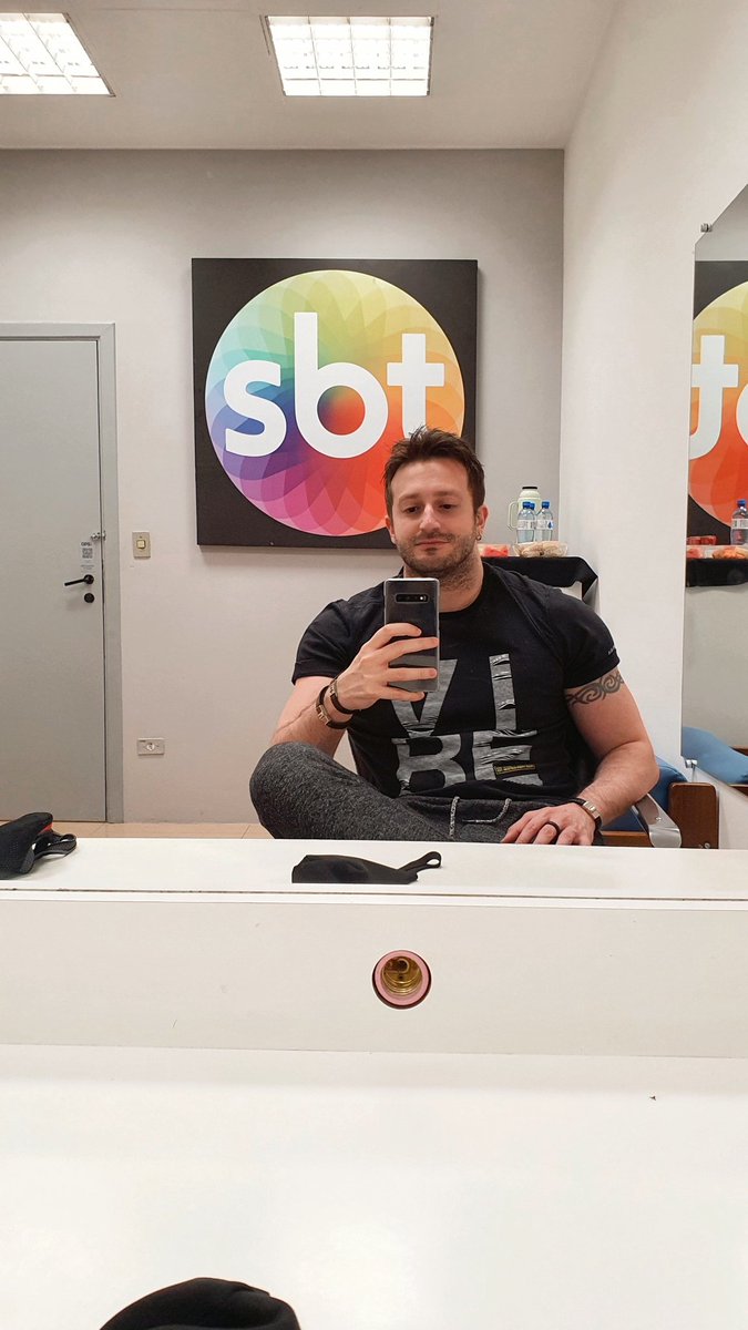 sylvio_marinho's tweet photo. Ontem foi dia de gravação para o @pgm_ratinho com nosso amigo #Ratinho no @SBTonline , finalizando as gravações no ano! Fiquem ligados que avisarei qdo irá passar!😉👌📺
#SylvioMarinho #Gilliard #Sbt #ProgramaDoRatinho #Musica #Music #Sucesso #Hit #Cantor #Compositor #Sertanejo https://t.co/4LfoOpWPvJ
