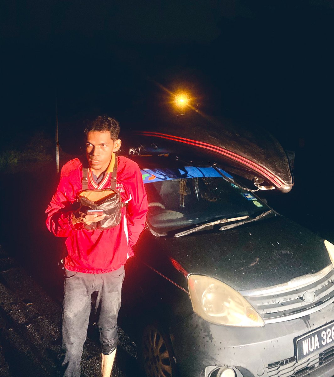 edwinmasripan's tweet photo. Azwan Omar.

With RM 50 in his pocket, RM20 for boat fuel, RM30 for food, he towed 150km boat on his Viva to help Search and Rescue mission.

What's our excuse? https://t.co/dCSmETqeRQ