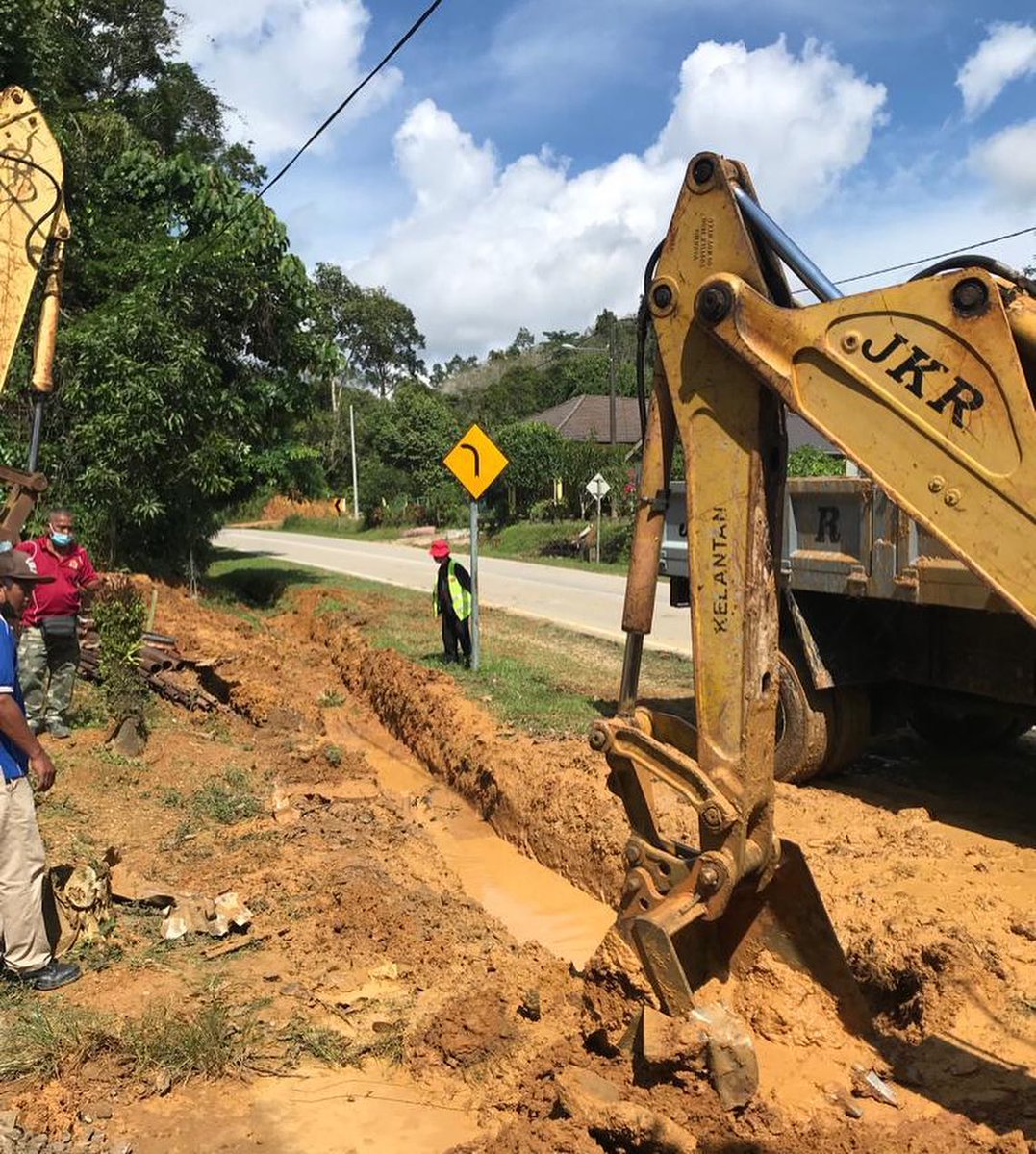 jkrtmerah's tweet photo. Kerja Kerja Penyelenggaraan Longkang Dan Bahu Jalan Secara Jabatan Oleh Team Bahu Jalan JKR Tanah Merah, Di Seksyen 4.3 Jalan Kg Ipoh Ke Bukit Durian (D197), Tanah Merah, Kelantan.
#JasaKepadaRakyat #Penyelenggaraan #KerjaSecaraJabatan #JKRians #JKRVENGERS https://t.co/IyaPyAZ1sp