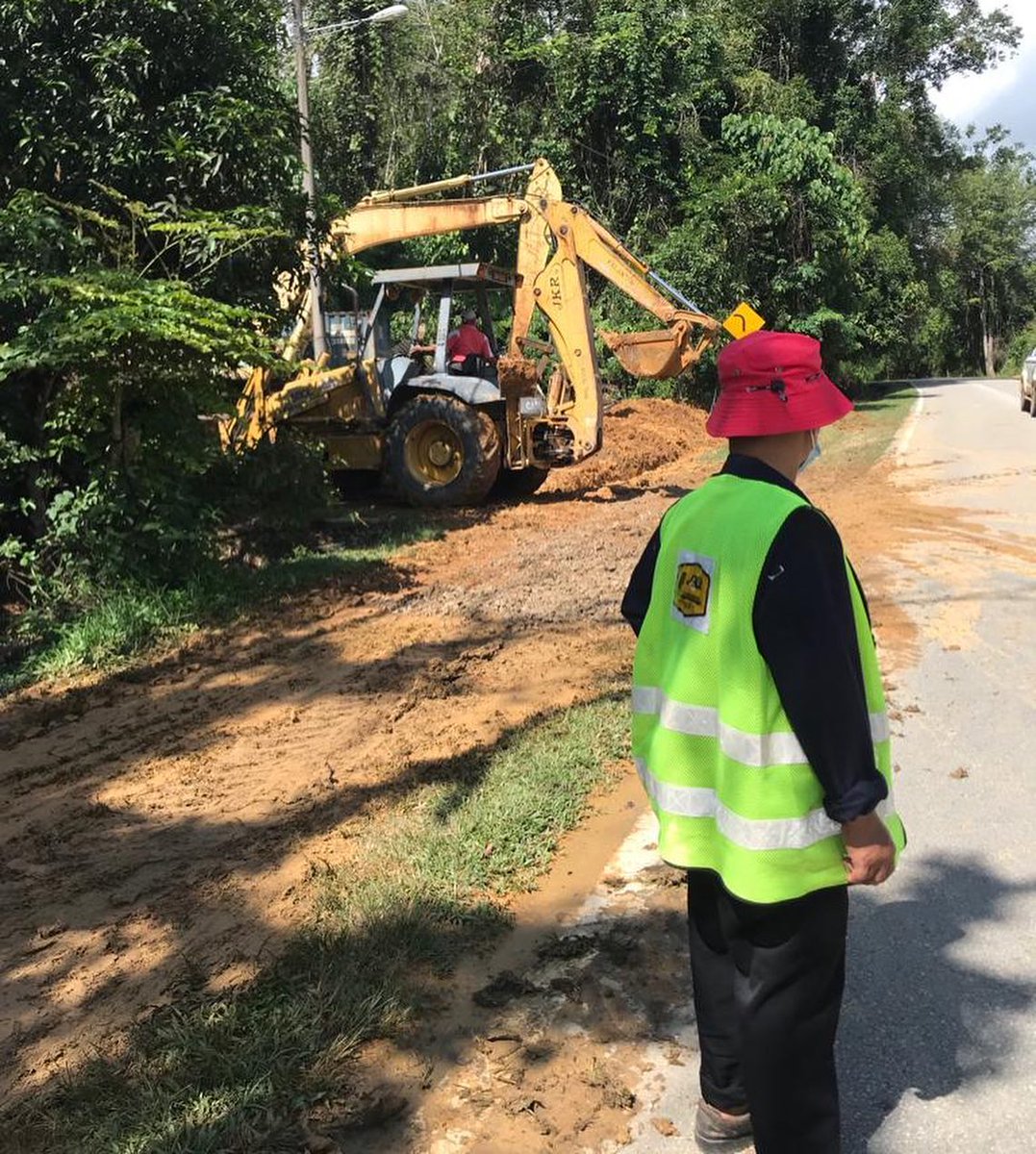 jkrtmerah's tweet photo. Kerja Kerja Penyelenggaraan Longkang Dan Bahu Jalan Secara Jabatan Oleh Team Bahu Jalan JKR Tanah Merah, Di Seksyen 4.3 Jalan Kg Ipoh Ke Bukit Durian (D197), Tanah Merah, Kelantan.
#JasaKepadaRakyat #Penyelenggaraan #KerjaSecaraJabatan #JKRians #JKRVENGERS https://t.co/IyaPyAZ1sp